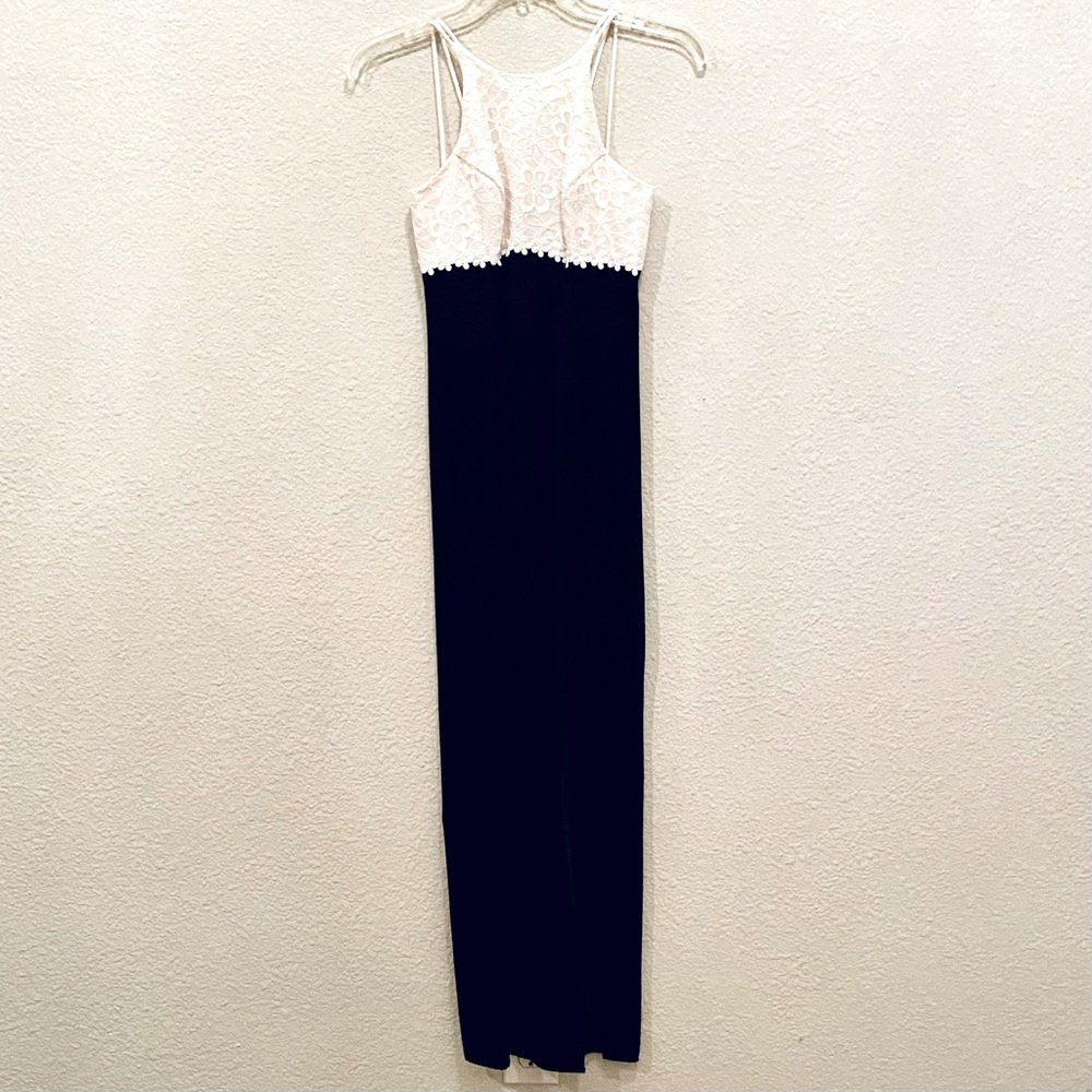 Vintage 90’s black & white gown from 5•7•9. Size 0. Beautiful daisy detail.